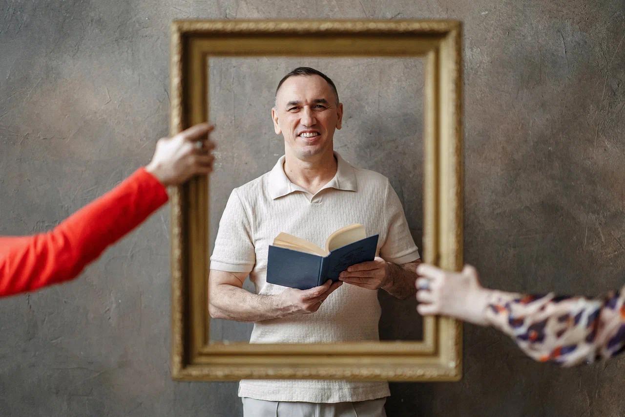 Евгений Теребенин у окна с гирляндами